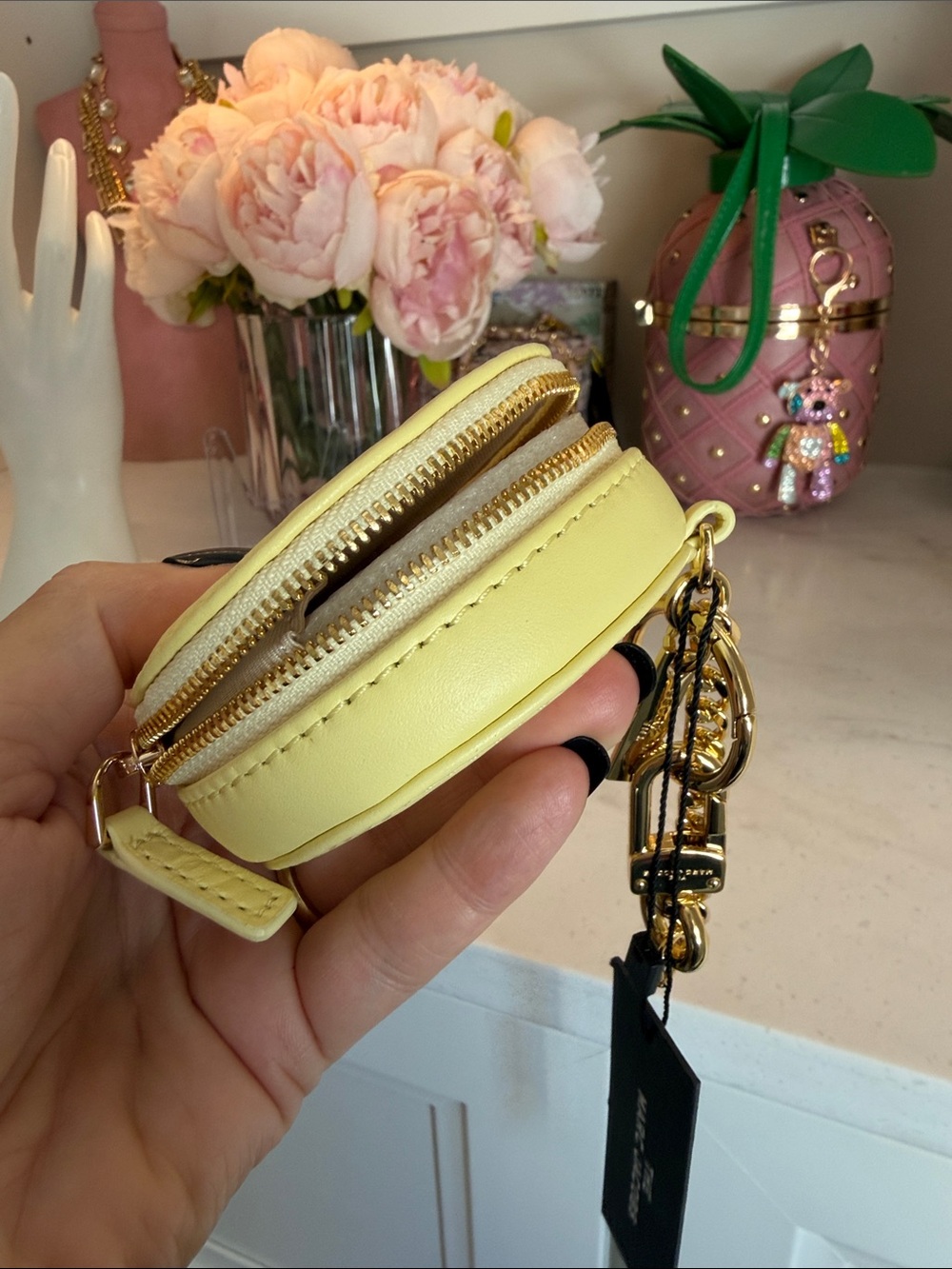 Gorgeous Marc Jacobs NWT pastel yellow Round Coin Pouch Mini Round Bag w chain - Picture 6 of 13